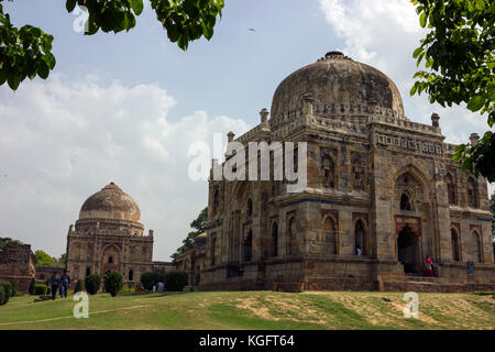 Bara Gumbad è un antico monumento situato nel giardino Lodhi di Delhi, India. Foto Stock