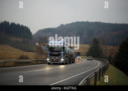 Salo, Finlandia - 5 novembre 2017: personalizzato la prossima generazione scania r520 autobotte di rmk liikenne-trans oy trasporta liquido adblue lungo l'autostrada in Foto Stock