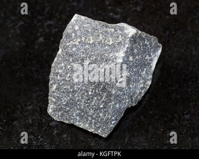 Le riprese in modalità macro di minerale naturale campione di roccia - materie andesite sulla pietra di granito scuro dello sfondo Foto Stock