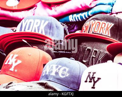 Cappelli da baseball della NYC venditori di bancarelle in giro per Times Square, New York City. Aprile 2017 Foto Stock