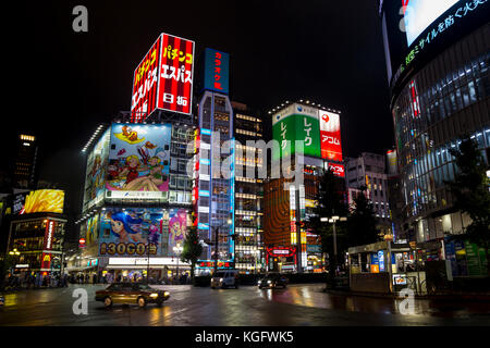 Vista sulla città del quartiere di Shinjuku a Tokyo. La zona è un commerciale una zona di intrattenimento con molte luci di notte Foto Stock