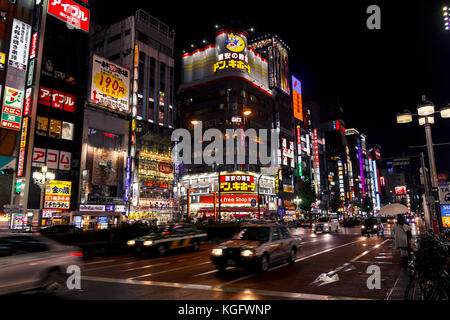 Vista sulla città del quartiere di Shinjuku a Tokyo. La zona è un commerciale una zona di intrattenimento con molte luci di notte Foto Stock