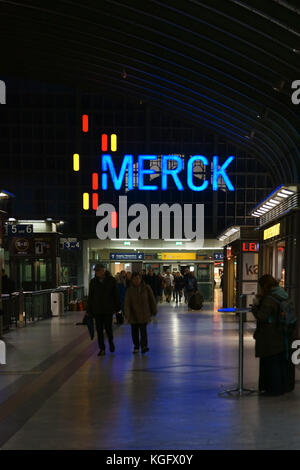 Darmstadt, Germania - 31 ottobre 2017: l'interno di Darmstadt stazione centrale con i viaggiatori alla ferrovia e commerciali nell'evenin Foto Stock