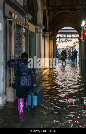 Venezia, Italia. 07 novembre, 2017. i turisti a piedi in un invaso il portico in san marco durante un'alta marea il 7 novembre 2017 a Venezia, Italia. Foto Stock