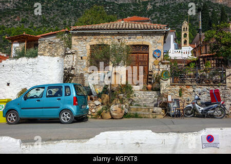 Le antiche case e le scogliere circostanti, Leonidio, Peleponnese, Grecia Foto Stock