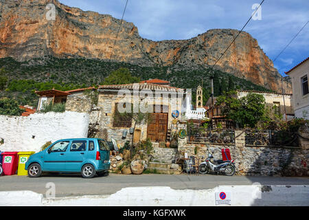 Le antiche case e le scogliere circostanti, Leonidio, Peleponnese, Grecia Foto Stock