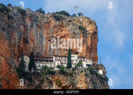 Elona monastero costruito nella roccia, Leonidio, Peleponnese Grecia Foto Stock