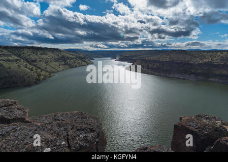 Cove stato Palisades Park nel centro di oregon, metolius braccio del lago di billy chinook, guardando ad ovest Foto Stock