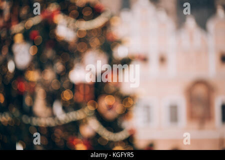 Sfocato albero di natale con giocattoli e luci Foto Stock