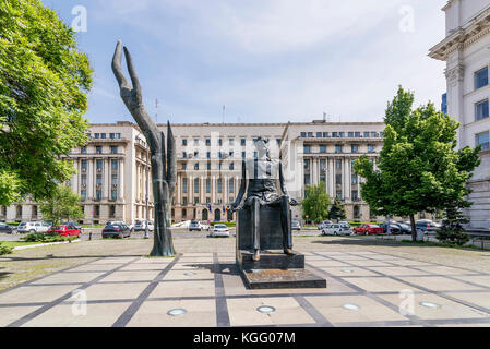 Mano e rotture di uomo statue, Piazza della Rivoluzione, Bucarest, Romania Foto Stock