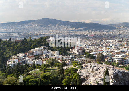 La Grecia, Atene, vista su Atene verso la collina di Filopappos Dal areopago rock. Foto Stock