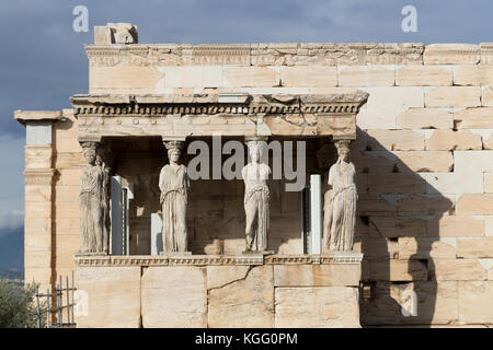 La Grecia, Atene, Cariatide portico del tempio Erechtheion sul lato nord dell'Acropoli. Foto Stock