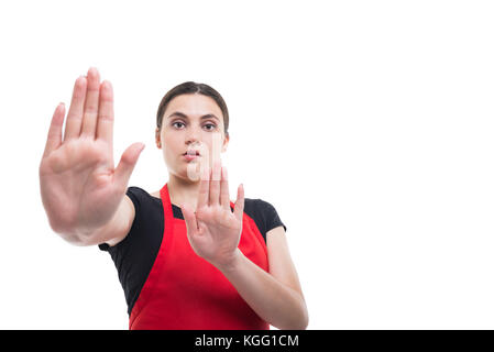 Ritratto di giovane commessa facendo segno di stop con palme come rifiuto concetto isolato su sfondo bianco con area pubblicitaria Foto Stock
