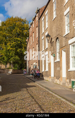Gli studenti stranieri e i visitatori a piedi lungo il bel Sud Bailey strada di ciottoli con case storiche in Durham, County Durham, Regno Unito Foto Stock