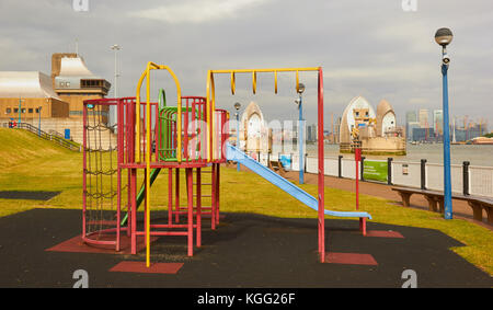 Parco giochi per bambini la Thames Barrier e Thames Barrier Centro di Controllo, Greenwich, London, Regno Unito Foto Stock