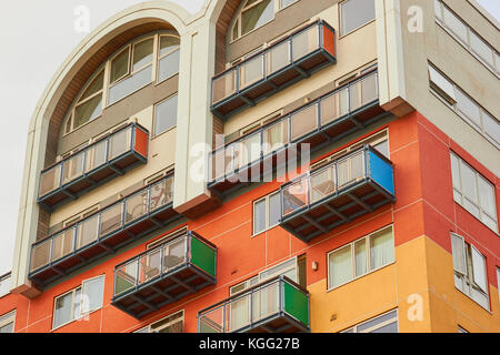 Contemporaneo dai colori luminosi appartamenti di lusso, Greenwich Millennium Village, penisola di Greenwich, Londra, Inghilterra Foto Stock