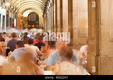 Spagna, Barcellona, street cafe di notte su Placa Reial square. Foto Stock