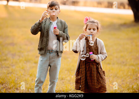 I fratelli soffiando bolle di sapone Foto Stock