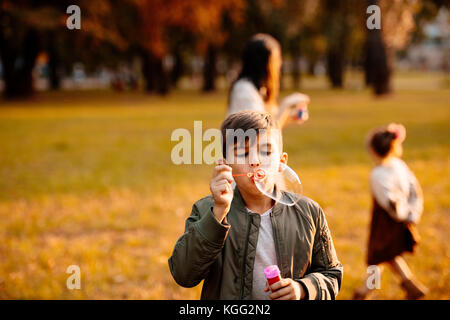 Ragazzo soffiando bolle di sapone Foto Stock