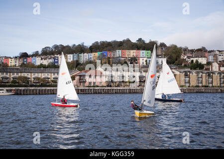 Una vista del fiume e i suoi edifici colorati a Hotwells a Bristol, Inghilterra, Regno Unito. Foto Stock