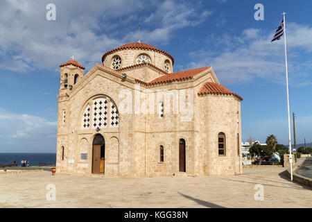 Cipro, Capo Drepano, della chiesa ortodossa greca - Agios Georgios e il Greco bandiera nazionale. Foto Stock