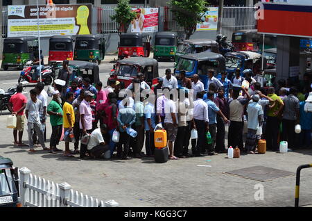 Isola di slave, sri lanka. 06 ott 2017. dello Sri Lanka pendolari in attesa in una coda in corrispondenza di una stazione di benzina a Colombo in data 7 novembre 2017. Un dello Sri Lanka il ministro è stato costretto il 6 novembre a scuse per una scarsità di combustibile che ha visto le lunghe code si formano in corrispondenza delle stazioni di gas e costretto molti pendolari a lasciare la propria auto a casa. Il ministro del petrolio arjuna ranatunga detto che il governo stava lavorando per risolvere la crisi che è venuto settimane dopo che le autorità si allontanò una spedizione di circa 40.000 tonnellate di benzina dicendo che è stato contaminato. Credito: musthaq thasleem/Pacific press/alamy live news Foto Stock