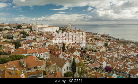 Vista aerea del quartiere di Alfama con il castello Sao Jorge e fiume Tejo Foto Stock