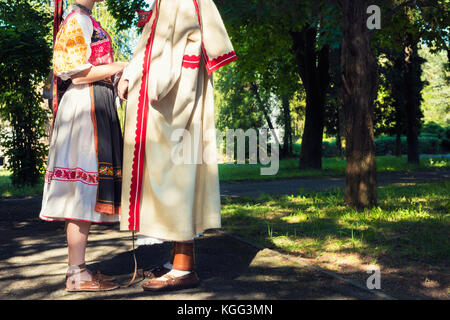 Anonimo giovane coppia in costumi folcloristici Foto Stock