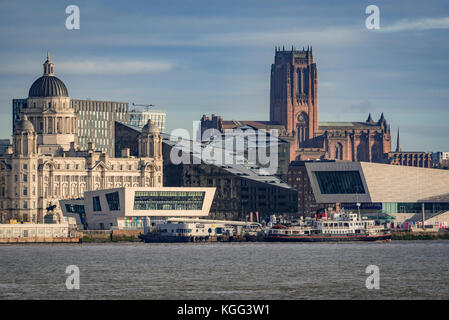 Liverpool pierhead waterfront Liverpool cattedrale anglicana Foto Stock