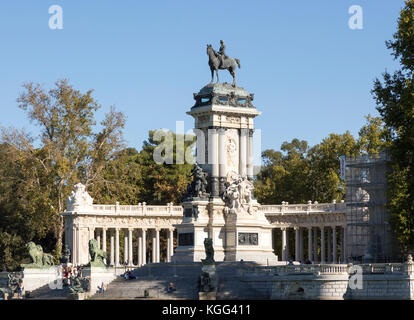 Statua equestre e monumento al re Alfonso XII, El Retiro park, Madrid, Spagna Foto Stock
