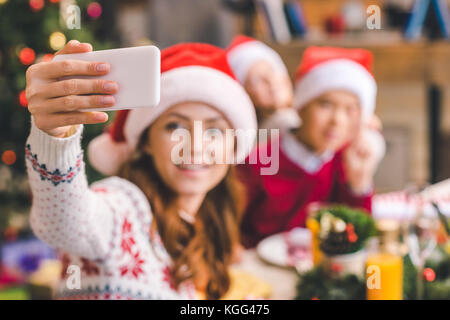 Madre tenendo selfie con bambini sul Natale Foto Stock