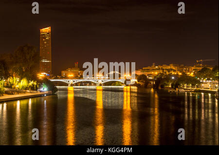 Puente Isabel ll (Elizabeth Bridge ll) o ponte Triana, 1852, Torre Sevilla, 2016 e Torre Triana, 1993, di notte, Siviglia, in Andalusia, Spagna Foto Stock