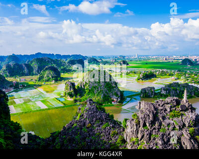 Vista panoramica di formazioni carsiche e le risaie in Tam Coc, Ninh Binh provincia, Vietnam Foto Stock
