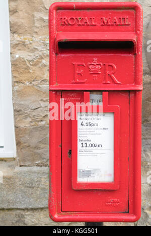 Un tradizionale montato a parete red britannico post box costruito da Machan Engineering in Denny, Scozia. Foto Stock