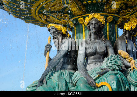 Parigi, Francia. Place de la Concorde, Fontaine des Flueves (Fontana dei fiumi - Jacques Ignace Hittorff: 1840) Foto Stock