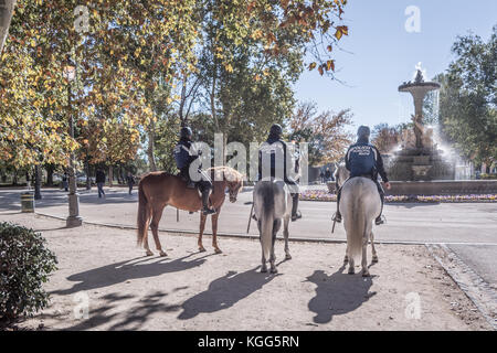 Alti uomini guardando i giardinieri Foto Stock