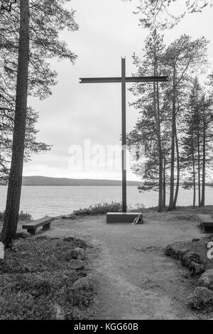 Rovaniemi, Finlandia - 22 giugno 2017: mausoleo e memoriale per il soldato tedesco morto nella Seconda guerra mondiale, il lago norvajarvi, a nord di Rovaniemi, Lapponia, Finlandia Foto Stock