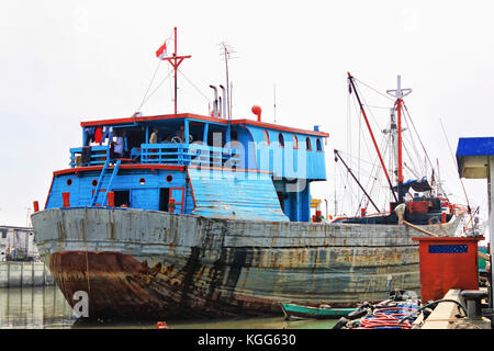 Colorate phinisi arrugginito nave nel porto di pescatori a bordo. il Porto di Sunda Kelapa, jakarta, Indonesia. blu e colorati di rosso arrugginito, vecchia nave phinisi. Foto Stock