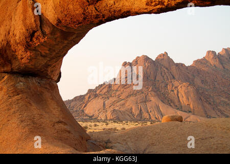 Spitzkoppe vista montagne attraverso la roccia arch, Namibia Foto Stock
