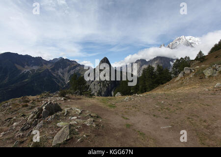 Un fantastico panorama di montagna, i ghiacciai e le foreste attorno alla catena montuosa del monte bianco in Europa - Italia, Francia e Svizzera e per gli escursionisti Foto Stock