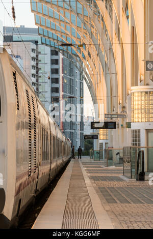 Lisbona, PORTOGALLO, 30 ottobre 2017: Piattaforme alla Gare do Oriente (stazione di Lisbona Oriente), grande hub di trasporto intermodale portoghese Foto Stock