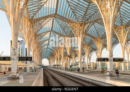 Lisbona, PORTOGALLO, 30 ottobre 2017: Piattaforme alla Gare do Oriente (stazione di Lisbona Oriente), grande hub di trasporto intermodale portoghese Foto Stock