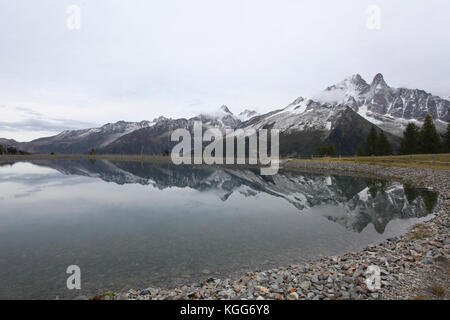 Bella vista panoramica delle Alpi intorno alla catena montuosa del monte bianco in Europa. tour di mont blanc escursioni intorno a ghiacciai, boschi e torrenti Foto Stock