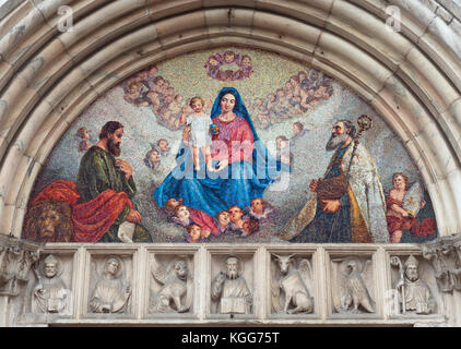 Madonna tra i santi. mosaico nel timpano sopra l'entrata di san marco chiesa di milano, Italia settentrionale Foto Stock