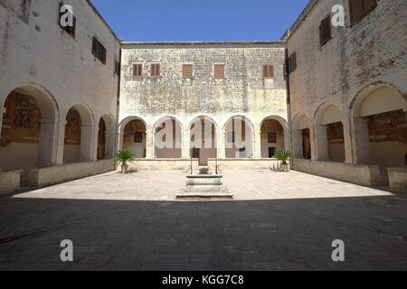 Chiostro (quadriportico) con loggia affrescata, Basilica romanica di Santa Caterina d'Alessandria, Galatina, Puglia, Italia Foto Stock