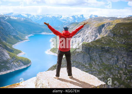 Sportivo da donna in posa sul Trolltunga Norvegia Foto Stock