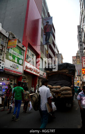 Il Pettah Colombo Sri Lanka primo Cross Street sovraccaricato camion su strada per lo shopping Foto Stock