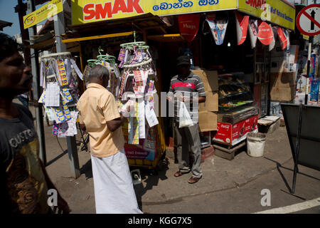 Il Pettah Colombo Sri Lanka primo Cross Street uomo acquisto di biglietti della lotteria Foto Stock