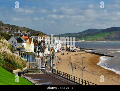 Vista di Lyme Regis in Dorset guardando verso Charmouth. Foto Stock