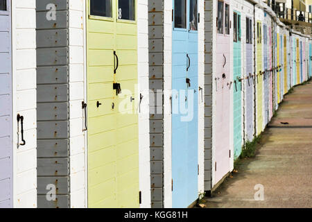 Fila di cabine sulla spiaggia, a Lyme Regis nel Dorset. Foto Stock